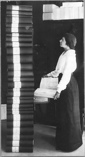 Elin Wägner inför de 30 banden med 350 000 underskrifter som samlades in 1913–1914 till stöd för kvinnlig rösträtt.